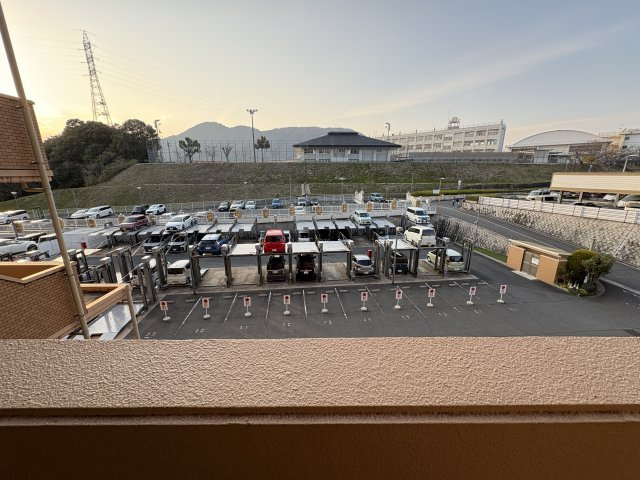 敷地内駐車場が整備されており、お車をお持ちの方にも安心の環境。周辺は視界が開けており、開放感のある景色が広がります。遠くの山並みも望め、日々の暮らしにゆとりを感じられるロケーションです。