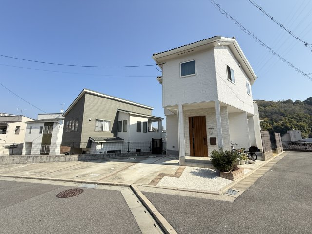 ゆとりある広さを確保した駐車スペース。複数台の駐車が可能でご家族のお車はもちろん来客時にも安心です。前面道路もすっきりとしており車の出し入れがしやすい配置。フラット舗装仕上げで乗り降りもスムーズです　