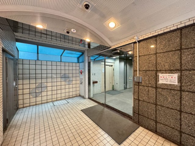 共用部は端正で清潔感。管理状態の良さが、暮らしの安心感を底上げします