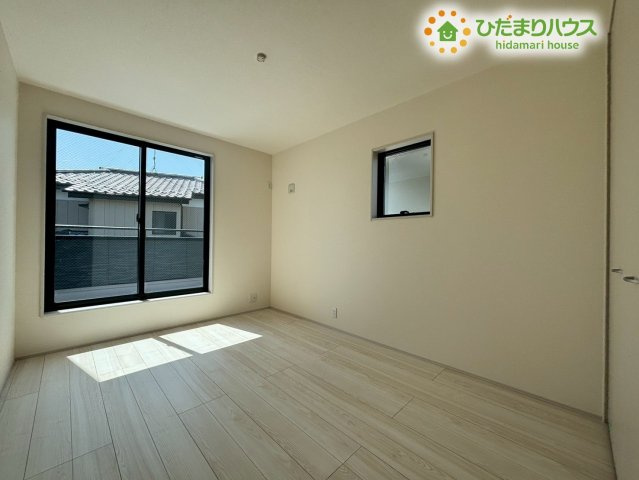 2階の主寝室は、大きなベッドを置いてもゆとりのある広さを確保しています！2面採光で朝は心地よい光で目覚めることができるため毎晩ゆっくり休めます☆