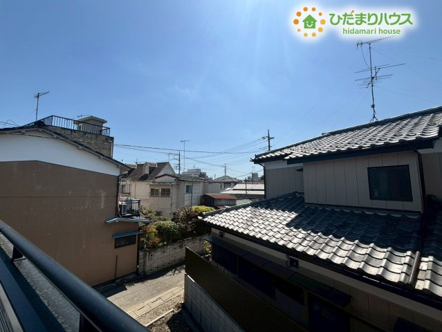 バルコニーからは周囲に高い建物がなく、心地よい風と開放的な景色が広がります！ホッと一息つきたい時に外を眺めてリフレッシュするのに最適◎青空を広く感じられるプライベートな癒やしスポットです！
