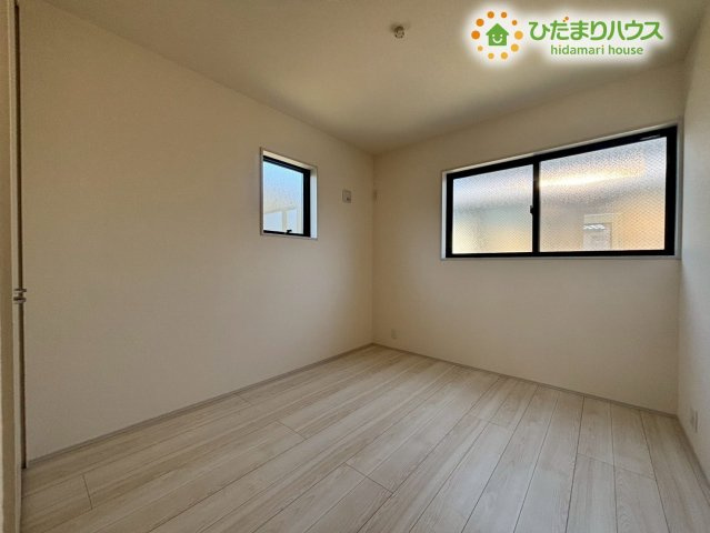 子供部屋にぴったりな明るく開放的な洋室です！勉強机やベッドを置くのにちょうど良いサイズ感で、子供たちがのびのび過ごせます！2つの窓から心地よい風が通り抜けるため、いつでも空気のリフレッシュが可能！