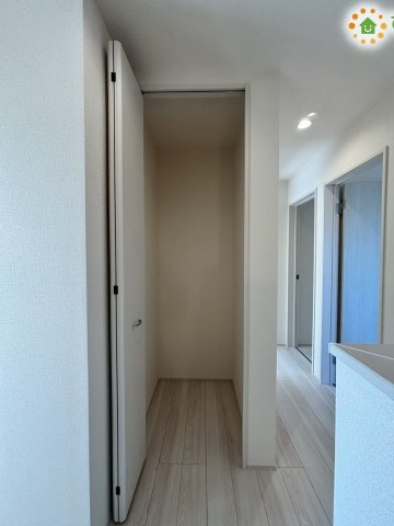 廊下の一角に設けられた、奥行きのある便利な縦長収納です！買い置きしたトイレットペーパーなどの日用品や、季節家電、お掃除グッズの保管場所に最適！使いたい時にすぐ取り出せる位置にあって便利です！