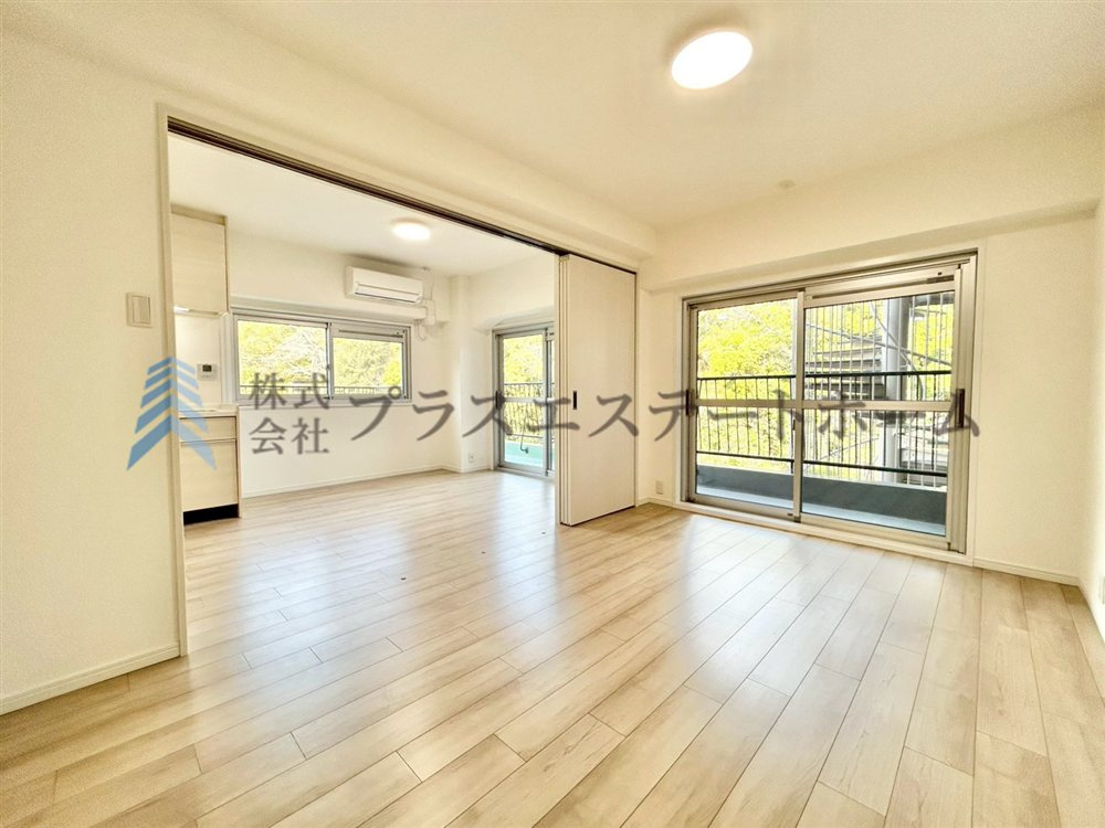 洋室はシンプルな配色にしていますので、お客様好みの家具を配置頂けます♪