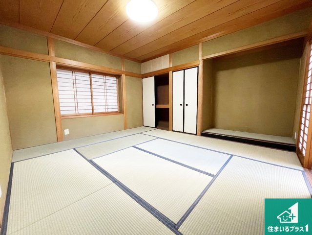 一室あると便利な和室は客間としてだけでなく、小さなお子様のプレイルームや食後のくつろぎスペースとしてもご利用いただけます。収納もついていますので大活躍！