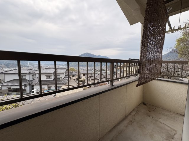 開放感のあるバルコニーからは、遠くまで見渡せる眺望が広がります。空を感じられる気持ちの良い空間で、洗濯物干しはもちろん、ちょっとしたリフレッシュスペースとしても利用可能です。ゆとりのある造りです。