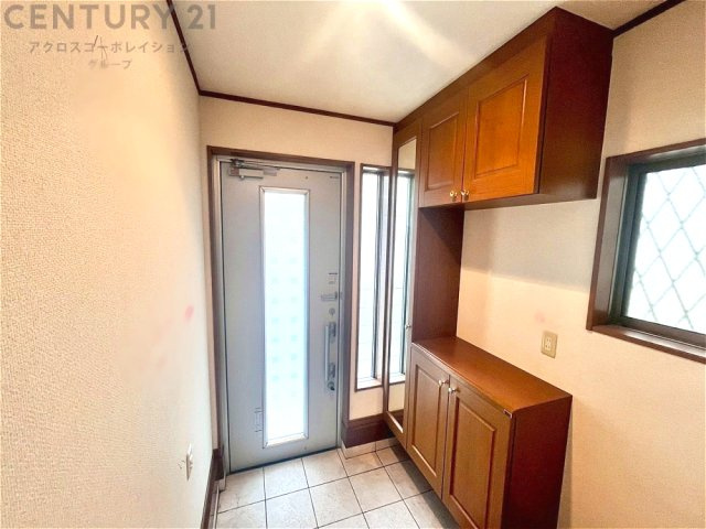 大きな玄関収納付きの玄関です　家族皆様の履物をしっかり収納できます　