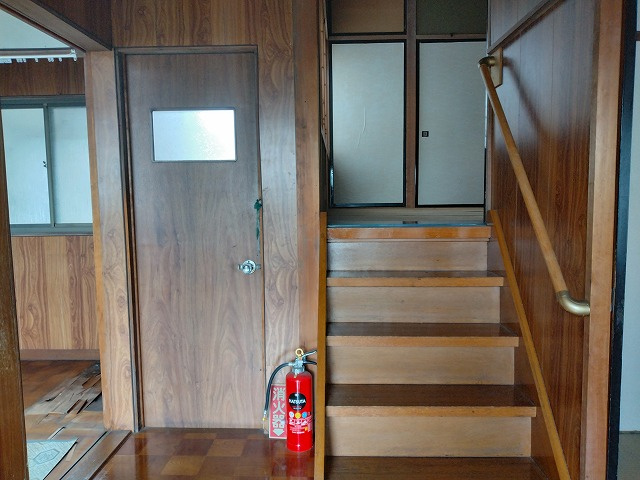 東側玄関から入るとすぐ小上がりがあります。