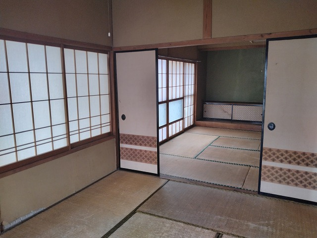 西側の和室は8帖と6帖、2間続きであります。