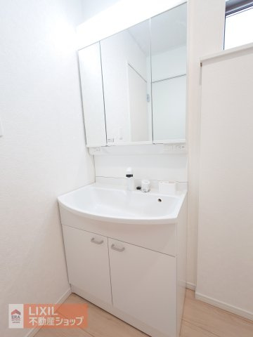 ヘアセットやメイクがしやすい大型の三面鏡を採用。合わせ鏡にできるため、後頭部のチェックもラクラク行えて朝の身支度がスムーズです。