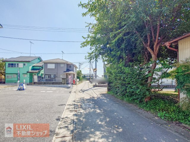 【前面道路／現地完成写真】前面道路はゆったりしていて、車両のすれ違いや車庫入れが楽です。
