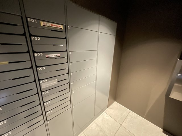 宅配ボックス付きで、忙しい方の荷物受け取りもスマートに。　