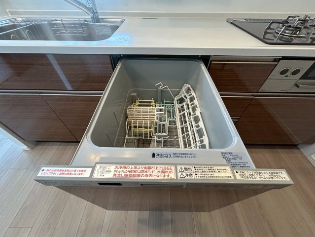 食器洗浄乾燥機は手洗いに比べて時間や労力を節約できます。また、高温のお湯で洗浄されるため、雑菌や細菌を殺菌する効果もあります。さらに、乾燥機能があるため、手で拭く手間も省け衛生的に保管できます。