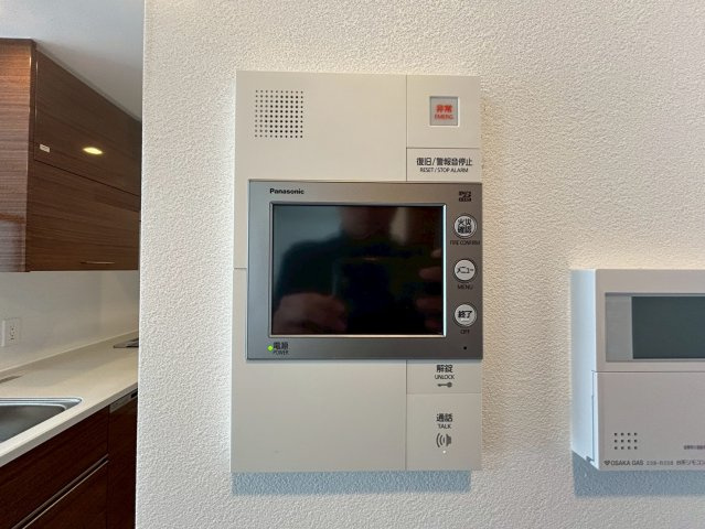 訪問者が来たときにテレビ画面で確認できるため、安心してドアを開けられます。録画機能があるものもあり、留守中に来訪者を記録しておくことができます。利便性が高く、セキュリティ面でも安心です。