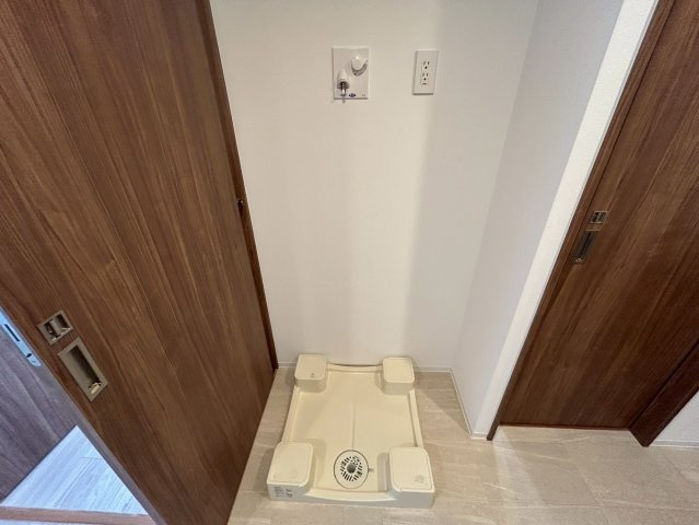 洗濯物の仕分け作業がしやすく、整理整頓が容易になります。洗濯音や湿気を他の部屋に持ち込まず、生活環境を快適に保ちます。上部を活用すれば収納スペースを確保でき洗剤や洗濯用品の整理もしやすくなります。