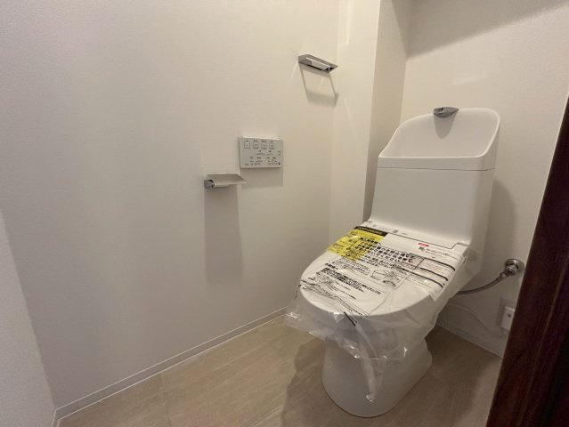 温水洗浄便座付トイレは温水洗浄機能により、暖かい水でおしりを洗浄することができ、冷たい水を使う従来の便座に比べ、温水洗浄機能で暖かいトイレを提供し、快適な使用を可能にします。
