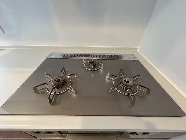多数の調理器具を同時に使用でき、料理の効率化が可能。省エネで節約になり、様々な料理スタイルに適応できます。また、火力調整が独立しており、手入れや掃除もしやすく、今よりもっとお料理が楽しくなるかも。