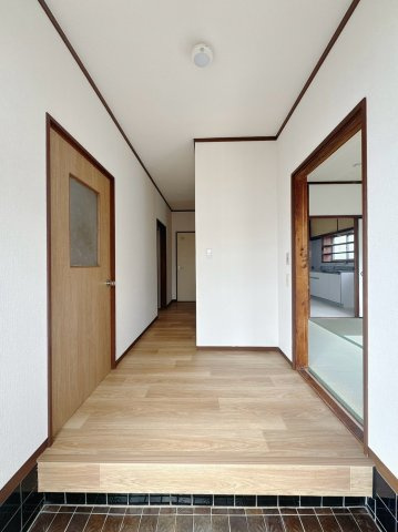 ■玄関｜「玄関から、我が家を心地よく。自然の風や光を感じられる気持ちのいい玄関へ。」永く居心地のいい暮らしを演出する快適性能と安心を両立させたドア♪