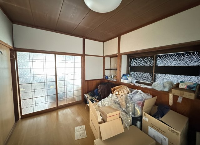 落ち着いた雰囲気の洋室は、障子越しにやわらかな光が入り、ゆったりと過ごせる空間。収納スペースも確保されており、生活用品や季節物の整理にも便利。客間としてはもちろん、寝室や趣味部屋など多目的に使えます。