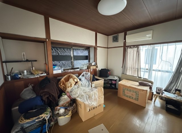 和室全体の広さが伝わる一枚。家具の配置もしやすく、生活動線にゆとりがあります。畳のある空間は小さなお子様の遊び場やくつろぎスペースとしても活躍。住まう方のライフスタイルに合わせて柔軟に使える和室です。