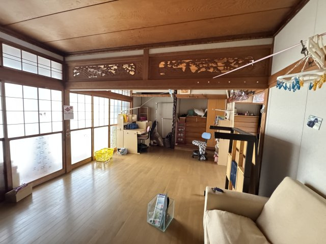 続き間として利用できるゆとりある大空間。来客時や家族が集まる場としても活躍します。障子越しのやわらかな光が室内を包み込み、落ち着いた雰囲気を演出。住まいの中心として使える魅力的なスペースです。