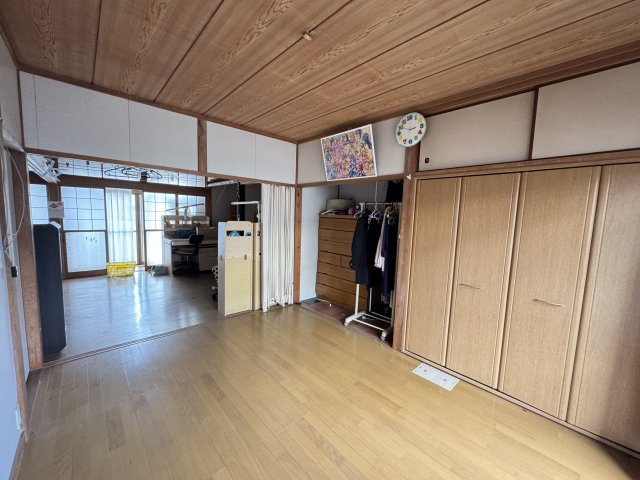 隣室とつながる続き間仕様で、空間を広く使えるのが特徴。引き戸を開ければ開放的に、閉めれば個室として使い分けが可能です。家族構成やライフスタイルの変化に柔軟に対応できる、使い勝手の良い間取りです。