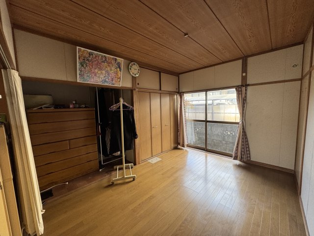収納を備えた洋室は、寝室や子ども部屋として使いやすい空間。窓からの採光により室内は明るく、落ち着いた住環境が整っています。現況を活かしながら、床やクロスの変更で自分好みの空間づくりが楽しめます。