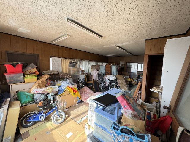 室内に十分な広さを確保した倉庫・物置スペース。自転車や季節用品、家具などをまとめて保管でき、住空間をすっきり使えるのが魅力です。整理次第では作業場や趣味スペースとしても活用可能。