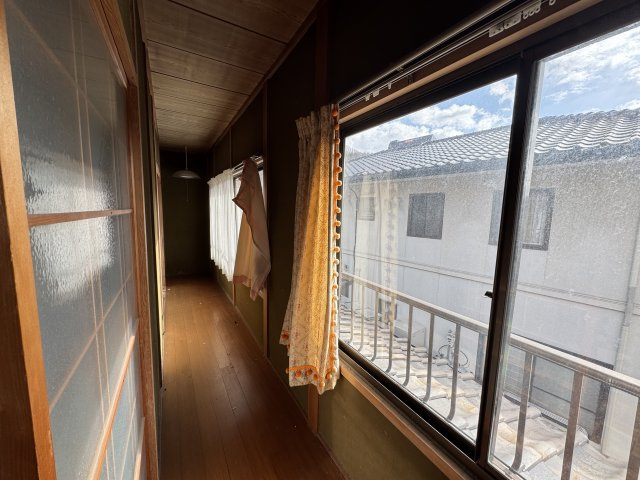 2階の縁側・通路部分は、窓からの採光があり明るい空間。室内干しや通風確保にも役立ち、実用性の高いスペース。廊下としてだけでなく、収納や趣味スペースとしての活用可能。住まいに奥行きを感じさせる造りです。