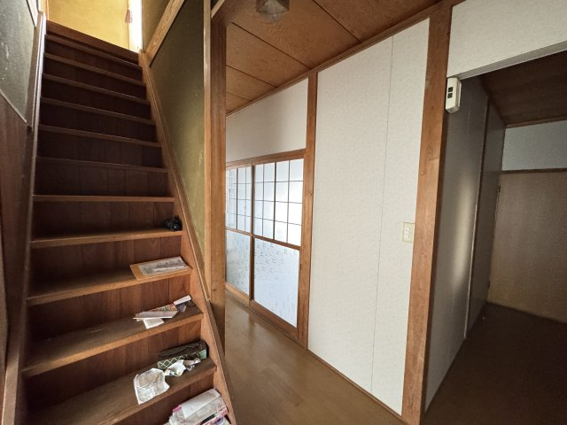 木の温もりを感じる廊下部分。しっかりとした造りで、建物全体の安心感が伝わります。動線も分かりやすく、日常生活での使い勝手も良好。内装を整えることでより明るく現代的な印象へと生まれ変わらせることが可能。