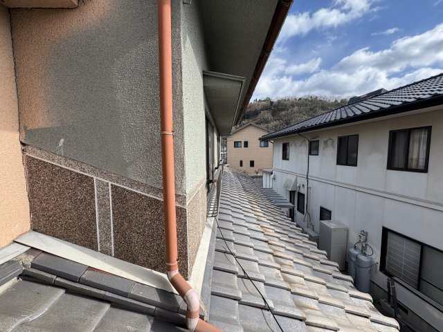 屋根や外部の状態が確認できる一枚。建物の管理状況を把握しやすく、将来的なメンテナンス計画も立てやすいポイント。周囲との距離が保たれており、通風や採光面でも安心。住まいの維持管理を考える上で重要な部分。
