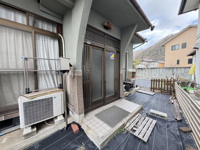 屋根付きのため雨の日でも出入りがしやすく、来客時にも安心感があります。玄関ドアは採光が取れる仕様で、日中は自然光が入り明るい印象。外構を整えることで、住まい全体の第一印象をより高めることができます。