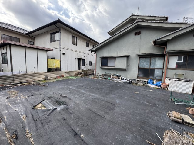 建物前に広がるゆとりある敷地スペース。駐車場としてはもちろん、家庭菜園や庭づくり、物置設置など多目的に活用可能。周囲との距離も確保されており開放感のある環境。土地の広さを活かした暮らしが実現できます。
