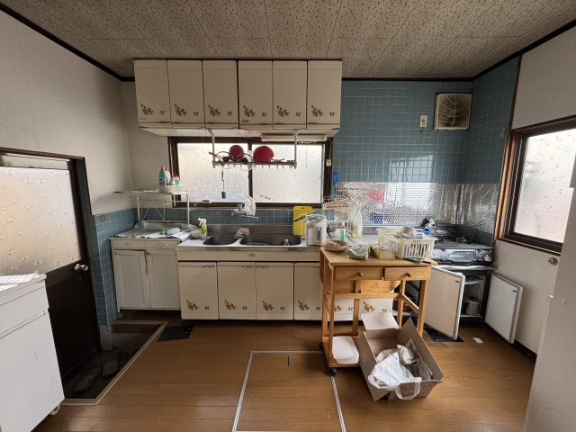 収納量のあるキッチンは、調理器具や食器をしっかり整理できるのが魅力。窓があり換気もしやすく、明るさも確保されています。現況を活かしながら、設備更新によるグレードアップも検討しやすいレイアウトです。