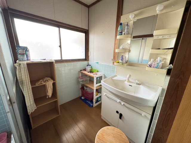 洗面脱衣室はゆとりのある広さがあり、収納家具の設置もしやすい空間。朝の身支度や入浴後の動線もスムーズです。リフォームにより、清潔感のある明るい空間へと生まれ変わらせる楽しみもあります。