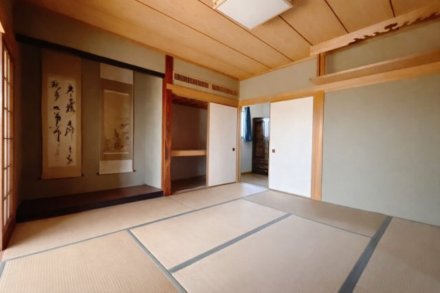 ■1階和室｜意外と場所をとるアイロンがけや、お洗濯物を畳むときにも広々と使うことができ、ちょっと一休みしたいとき、すぐに横になれるのも魅力です♪