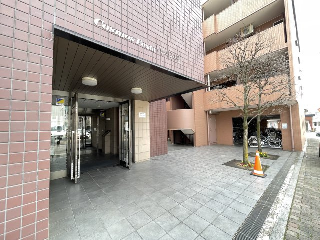 明るく広々としたエントランスが迎えてくれます。　
