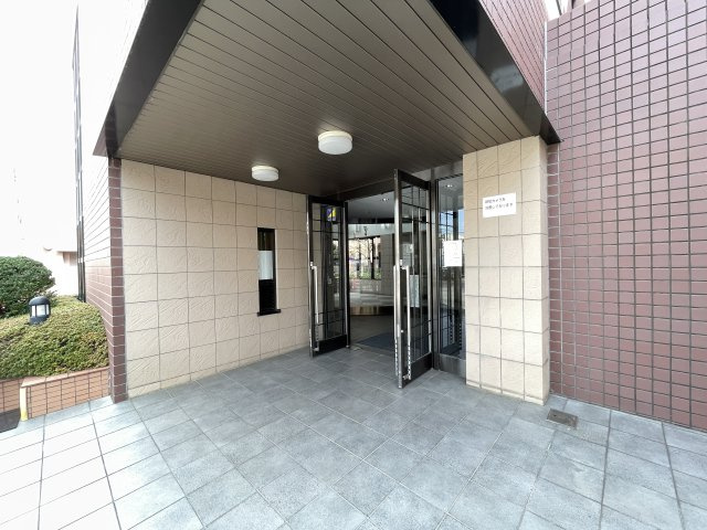 明るく広々としたエントランスが迎えてくれます。　