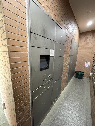 宅配ボックス付きで、忙しい方の荷物受け取りもスマートに。　