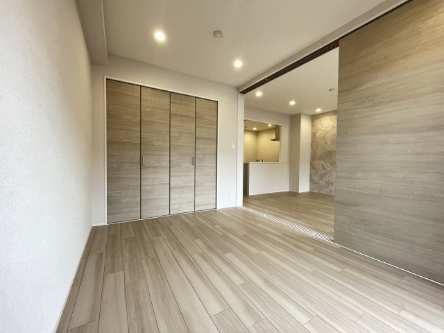 LD横の洋室は、扉を開けて解放感ある空間に。　