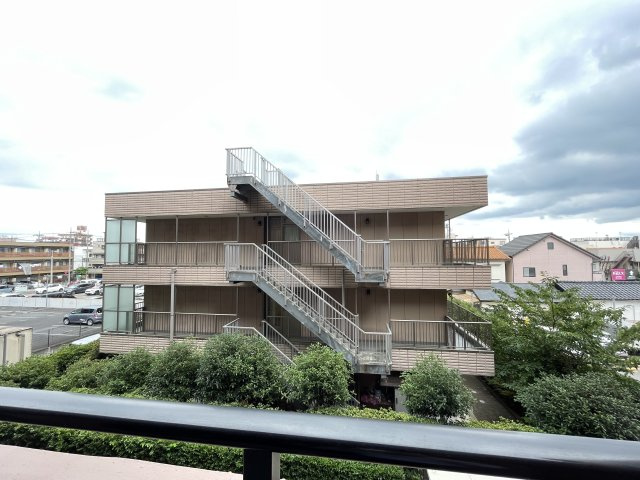 前面棟無しで南西向きのバルコニーは、陽当たり・通風・眺望良好です。　