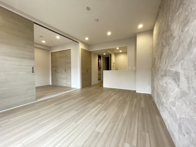 広々としたLDKは、隣接するお部屋の扉を開けて、さらに解放感ある空間に。　