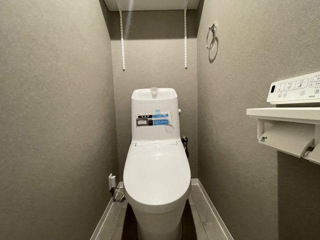 温水洗浄便座付きの清潔感あるトイレは、落ち着いた空間に。　