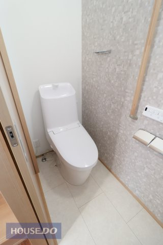 【トイレ】温水洗浄暖房便座付き。2箇所あるので、忙しい朝でも安心♪ほっと一息つけるプライベート空間は広めの設計となっております。