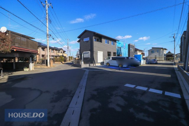 【前面道路】駐車や切り返しも楽々6ｍ道路です♪周辺環境は大切な要素ですので、道幅や駐車など、現地でしっかりとご説明させていただきます。