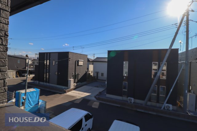 【建物からの眺望】バルコニーからの景色。十分な間隔が確保されております。
