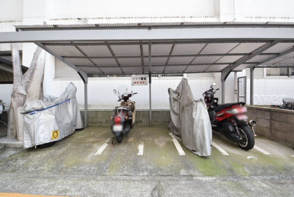 【高田馬場住宅の敷地内駐車場】