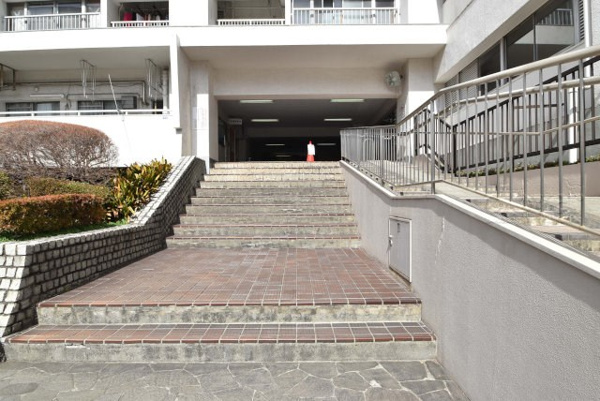 【高田馬場住宅のエントランス】