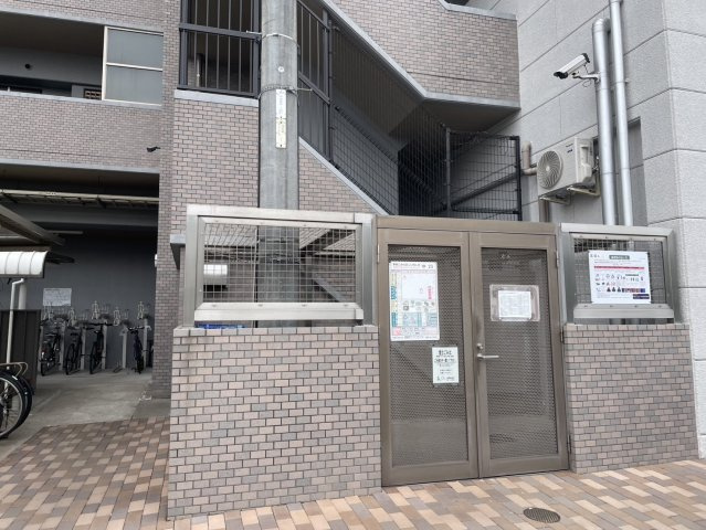 敷地内に設けられたゴミ置場はしっかりと囲われており、衛生面にも配慮された安心の設備。駐輪場も併設されており、自転車利用の方にも便利な環境。整備されていることで、日々の生活のしやすさが感じられます。