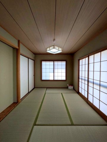 リビングい外にも1階には約6帖の和室がございます。　大人もお子様もゆっくりくつろげます♪　寝室にするのもありですね。